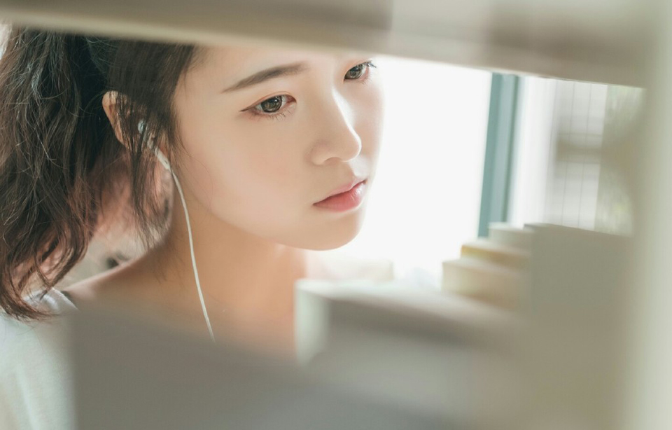 路还很长，难免心酸皱眉，但无论怎样，别松手就好。